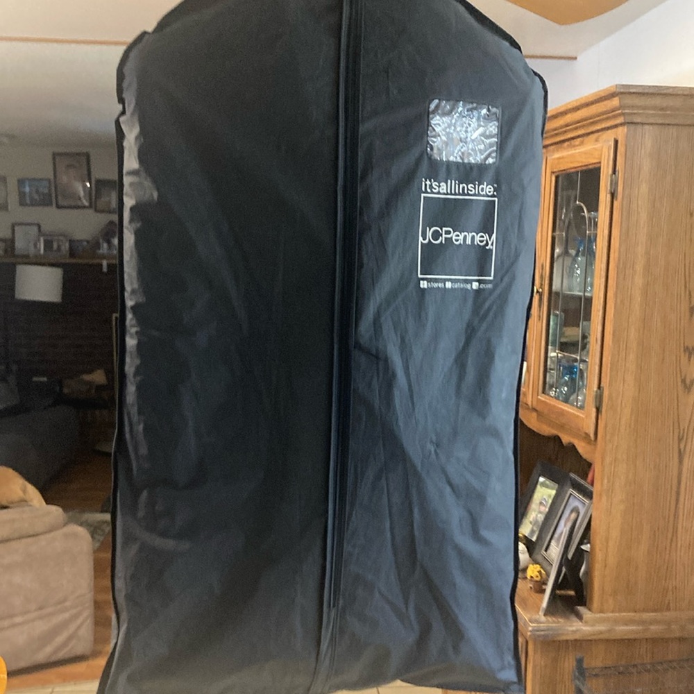 Men’s bkack tux. Only worn once. Pants 38x 34 jacket 2 xl. Stafford formal wear